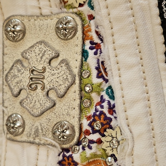Miss Me Girl’s White Floral Embellished Denim Cut Off Shorts Size 10 - Picture 7 of 7